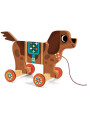 Drewniana zabawka do ciągnięcia Pies Nico DJ06247