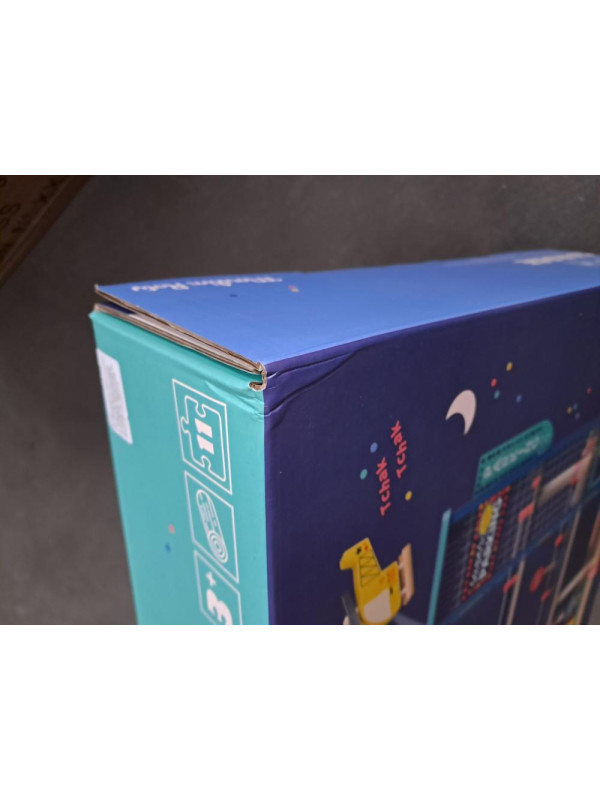 Drewniany piętrowy parking i warsztat 725730